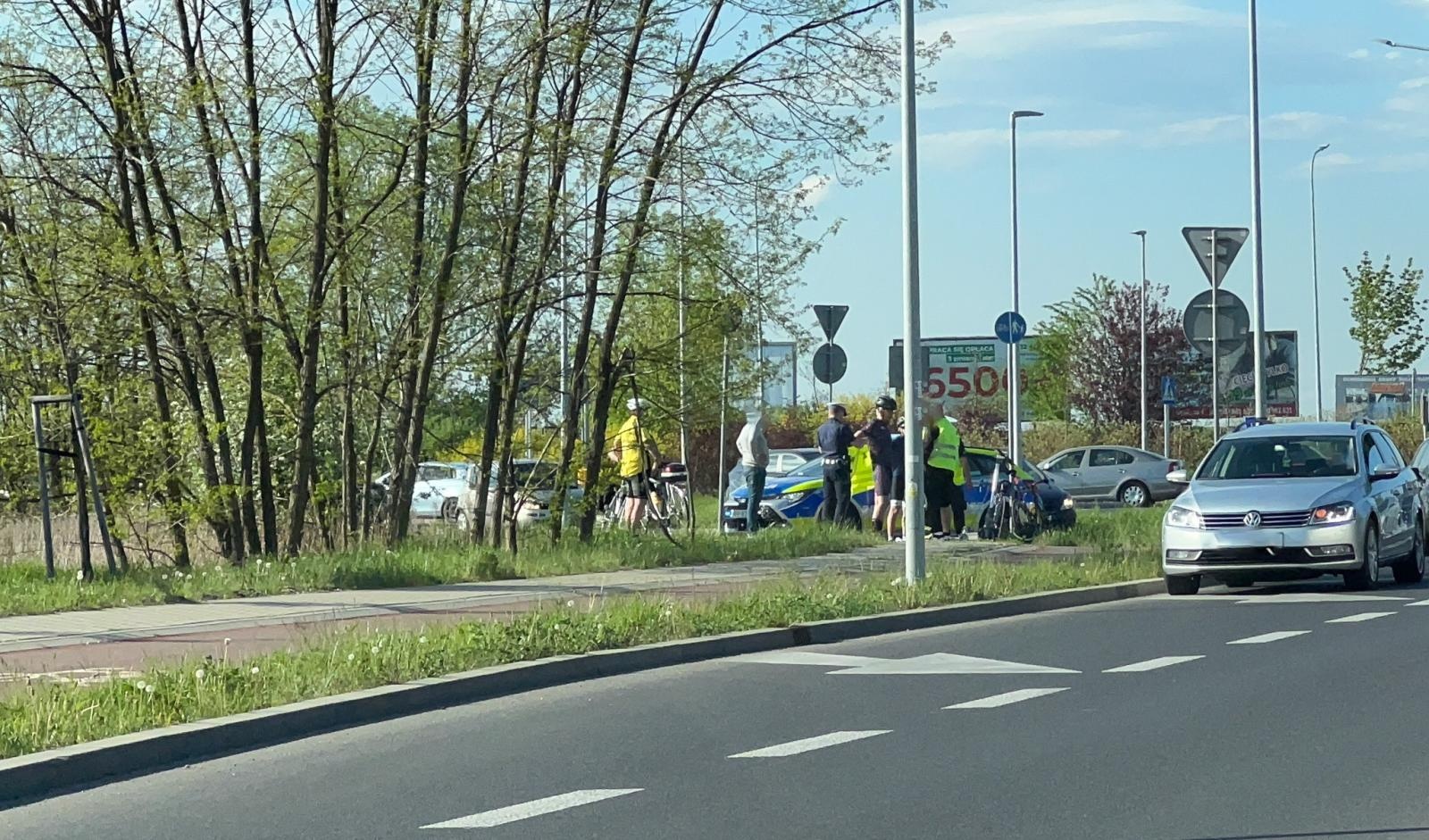 Zdjęcie w galerii na portalu naszraciborz.pl: Zderzenie przy Auchan. Winny kierujący hulajnogą wiadomości z regionu