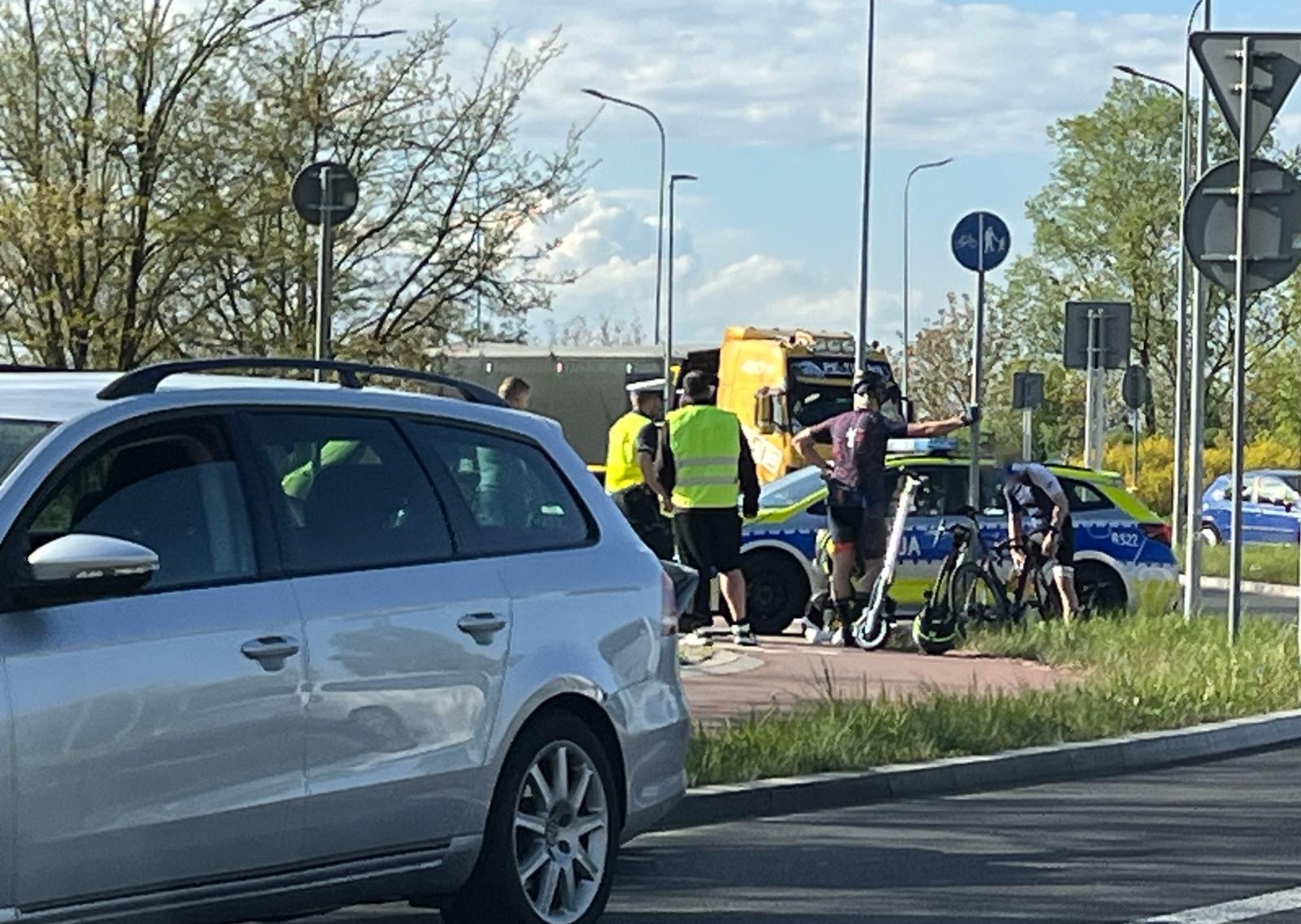 Zdjęcie w galerii na portalu naszraciborz.pl: Zderzenie przy Auchan. Winny kierujący hulajnogą wiadomości z regionu