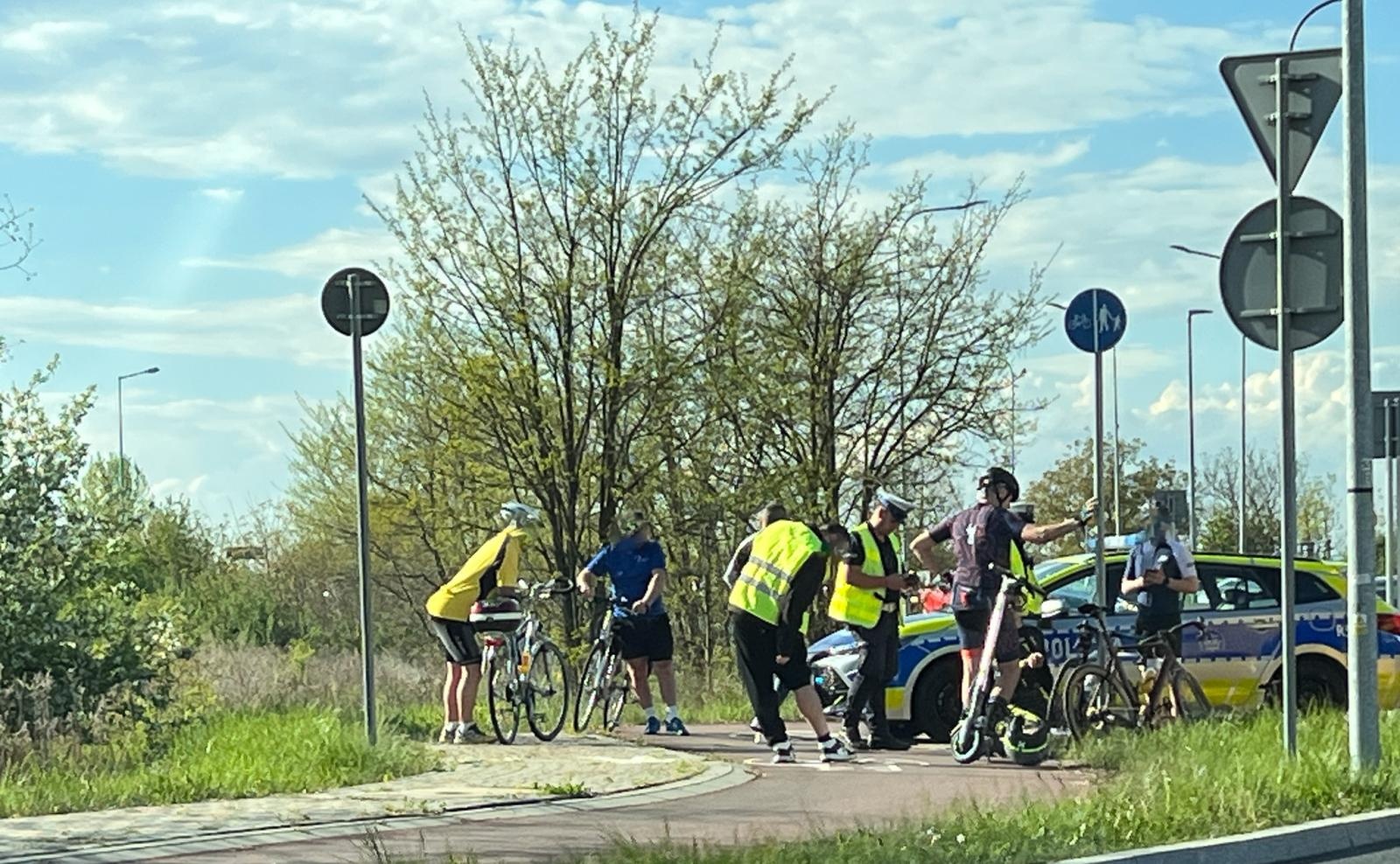 Zdjęcie w galerii na portalu naszraciborz.pl: Zderzenie przy Auchan. Winny kierujący hulajnogą wiadomości z regionu