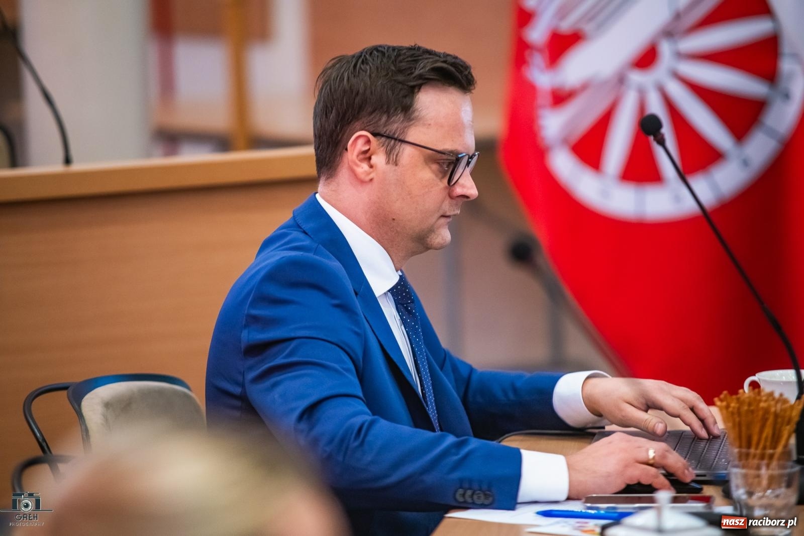 Zdjęcie w galerii na portalu naszraciborz.pl: Kto zagląda do Stacji Młodych i witraże w Markowicach – migawki z komisji oświaty wiadomości z regionu