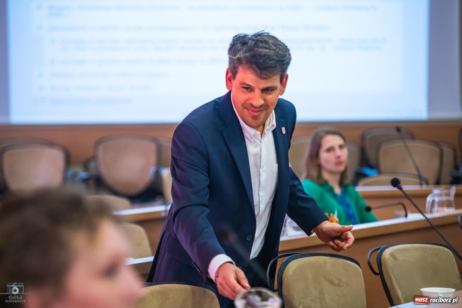 Zdjęcie w galerii na portalu naszraciborz.pl: Kto zagląda do Stacji Młodych i witraże w Markowicach – migawki z komisji oświaty wiadomości z regionu