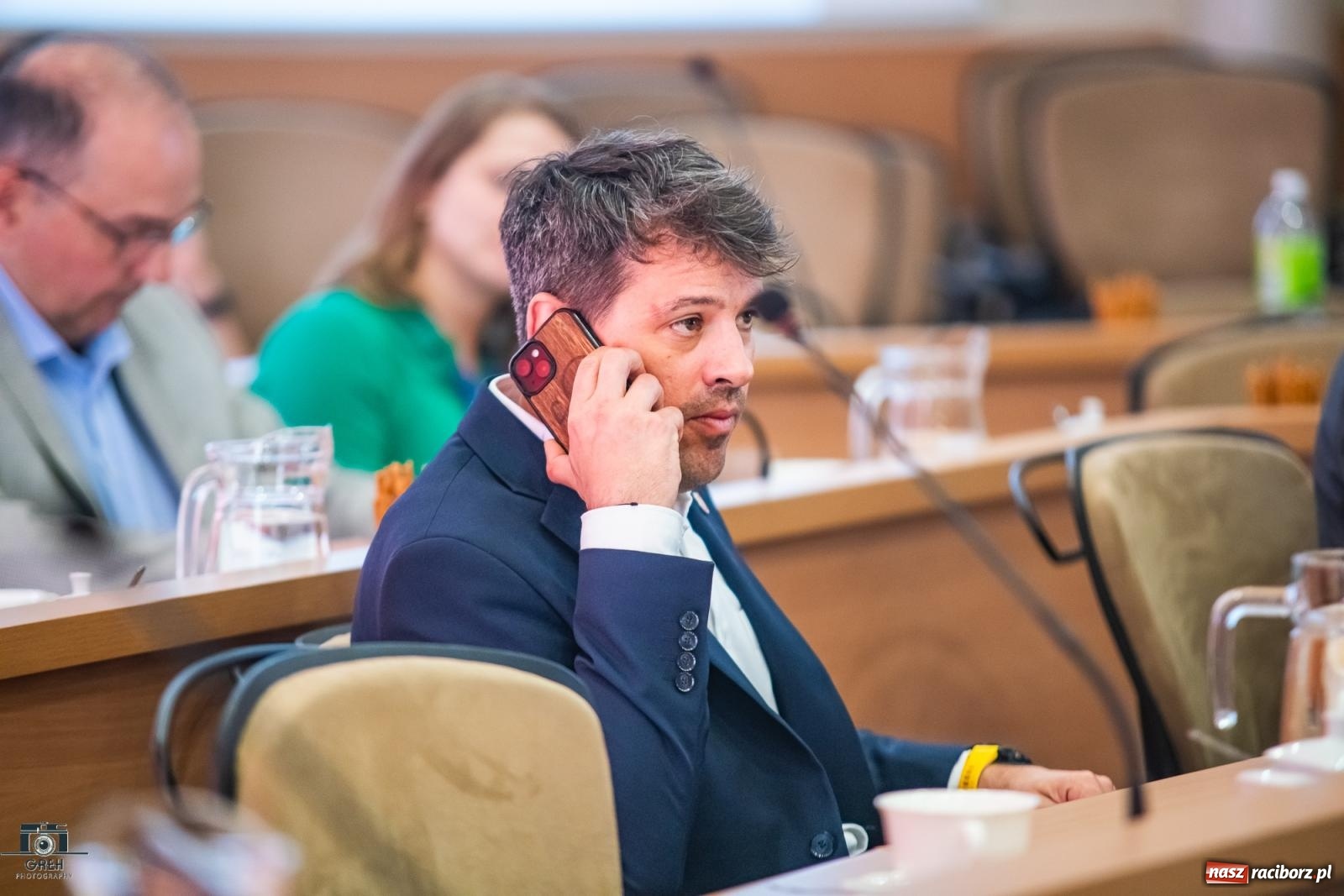 Zdjęcie w galerii na portalu naszraciborz.pl: Kto zagląda do Stacji Młodych i witraże w Markowicach – migawki z komisji oświaty wiadomości z regionu