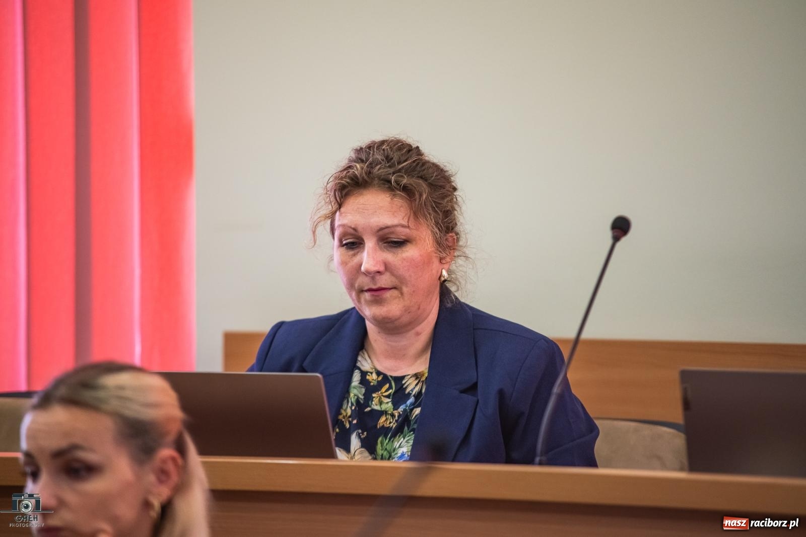 Zdjęcie w galerii na portalu naszraciborz.pl: Kto zagląda do Stacji Młodych i witraże w Markowicach – migawki z komisji oświaty wiadomości z regionu