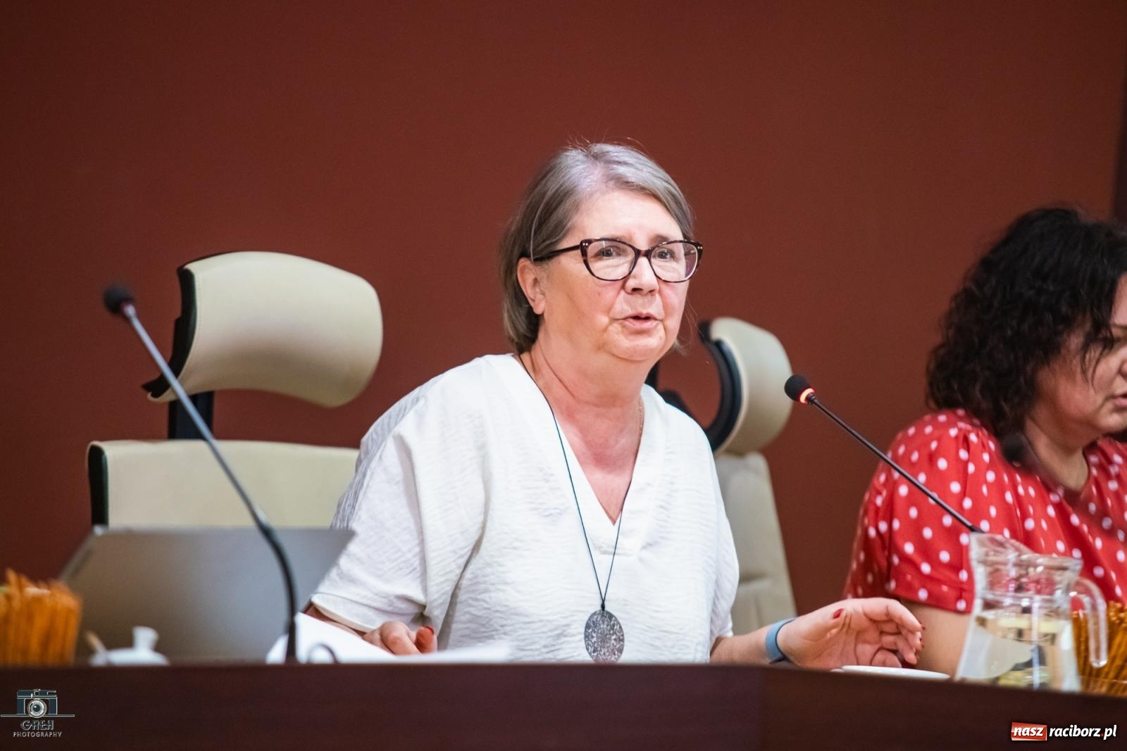 Zdjęcie w galerii na portalu naszraciborz.pl: Kto zagląda do Stacji Młodych i witraże w Markowicach – migawki z komisji oświaty wiadomości z regionu