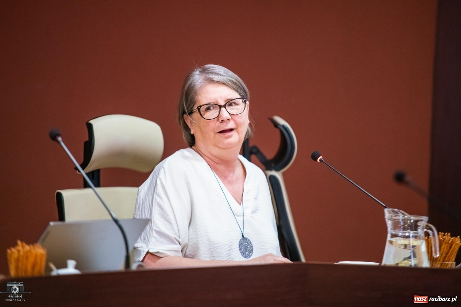 Zdjęcie w galerii na portalu naszraciborz.pl: Kto zagląda do Stacji Młodych i witraże w Markowicach – migawki z komisji oświaty wiadomości z regionu