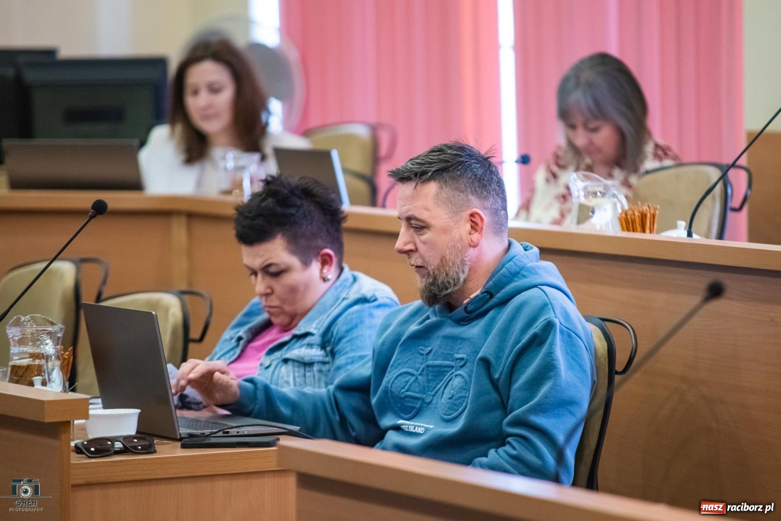 Zdjęcie w galerii na portalu naszraciborz.pl: Kto zagląda do Stacji Młodych i witraże w Markowicach – migawki z komisji oświaty wiadomości z regionu