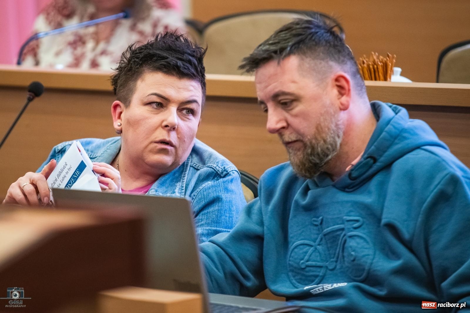 Zdjęcie w galerii na portalu naszraciborz.pl: Kto zagląda do Stacji Młodych i witraże w Markowicach – migawki z komisji oświaty wiadomości z regionu