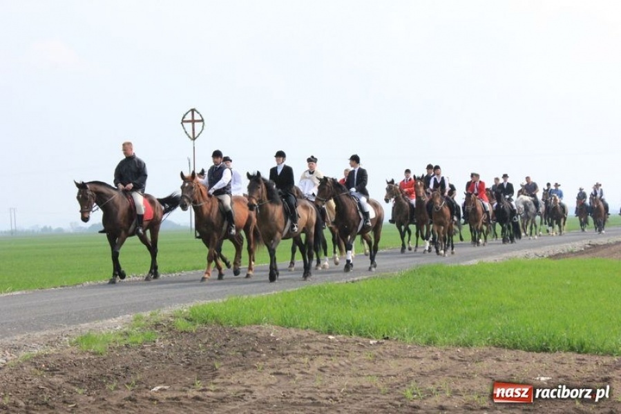 Zdjęcie w galerii na portalu naszraciborz.pl: Biskupa wsadzili do królewskiej karocy wiadomości z regionu