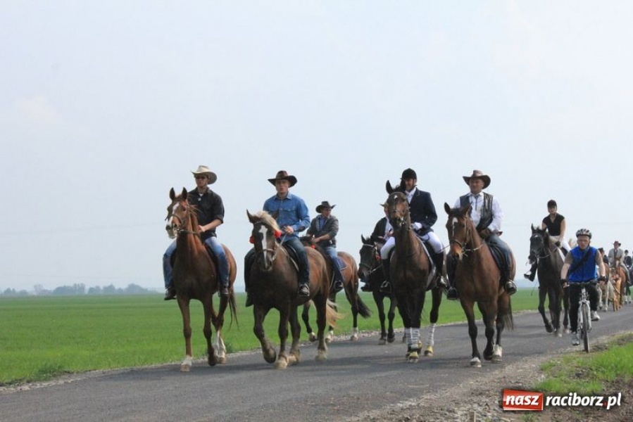 Zdjęcie w galerii na portalu naszraciborz.pl: Biskupa wsadzili do królewskiej karocy wiadomości z regionu
