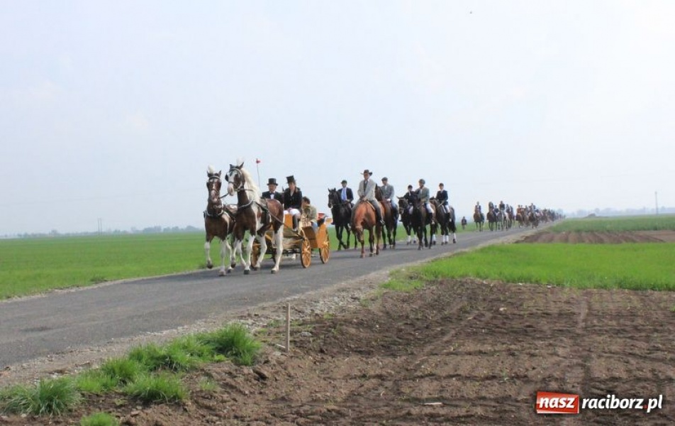 Zdjęcie w galerii na portalu naszraciborz.pl: Biskupa wsadzili do królewskiej karocy wiadomości z regionu
