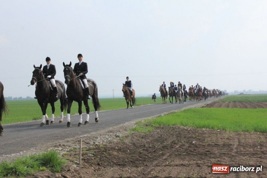 Zdjęcie w galerii na portalu naszraciborz.pl: Biskupa wsadzili do królewskiej karocy wiadomości z regionu