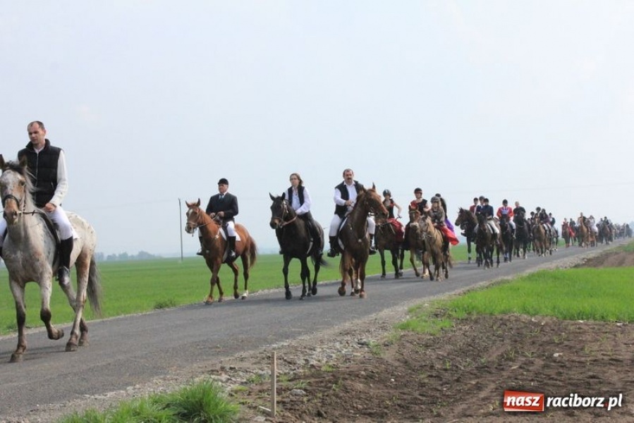 Zdjęcie w galerii na portalu naszraciborz.pl: Biskupa wsadzili do królewskiej karocy wiadomości z regionu