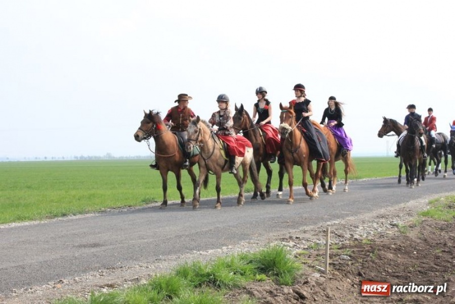 Zdjęcie w galerii na portalu naszraciborz.pl: Biskupa wsadzili do królewskiej karocy wiadomości z regionu