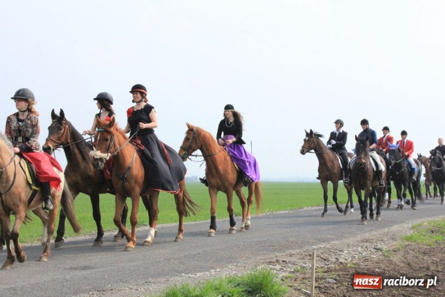 Zdjęcie w galerii na portalu naszraciborz.pl: Biskupa wsadzili do królewskiej karocy wiadomości z regionu