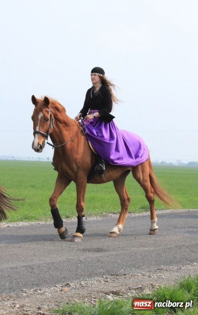 Zdjęcie w galerii na portalu naszraciborz.pl: Biskupa wsadzili do królewskiej karocy wiadomości z regionu