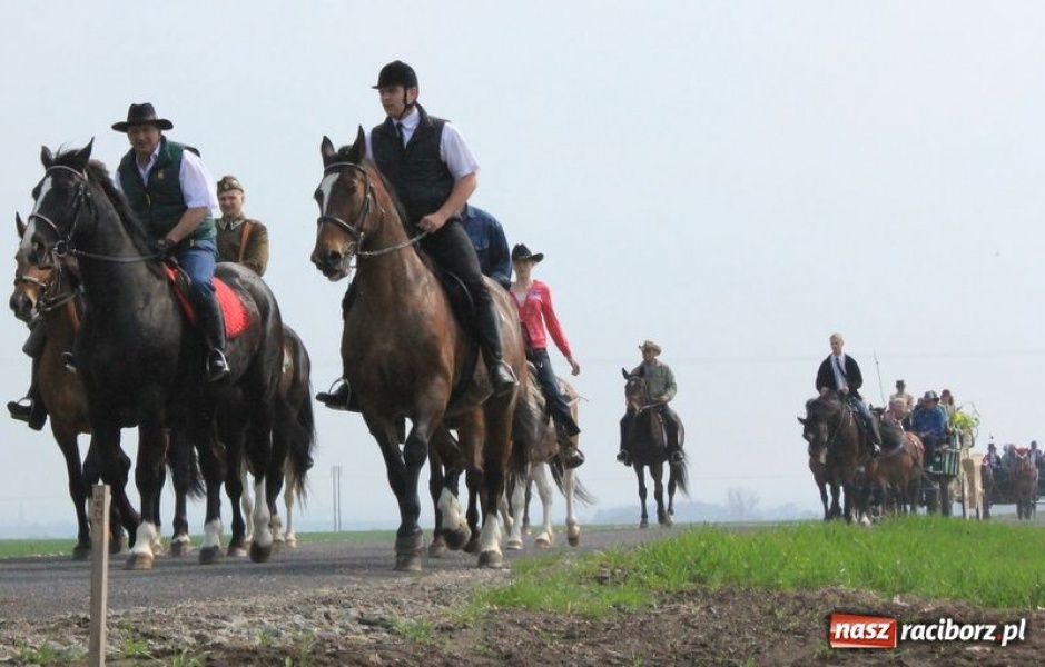 Zdjęcie w galerii na portalu naszraciborz.pl: Biskupa wsadzili do królewskiej karocy wiadomości z regionu