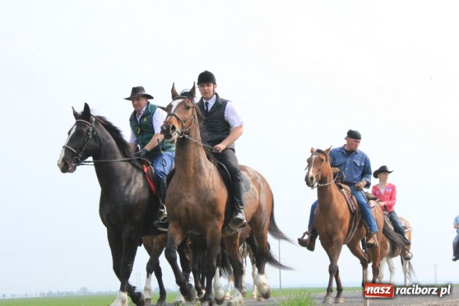 Zdjęcie w galerii na portalu naszraciborz.pl: Biskupa wsadzili do królewskiej karocy wiadomości z regionu