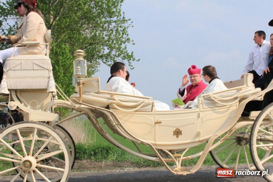 Zdjęcie w galerii na portalu naszraciborz.pl: Biskupa wsadzili do królewskiej karocy wiadomości z regionu