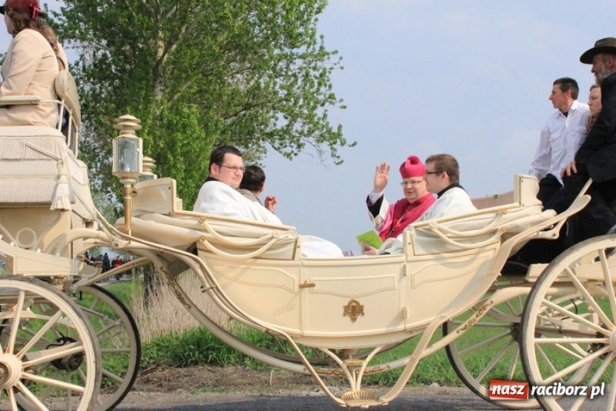 Zdjęcie w galerii na portalu naszraciborz.pl: Biskupa wsadzili do królewskiej karocy wiadomości z regionu