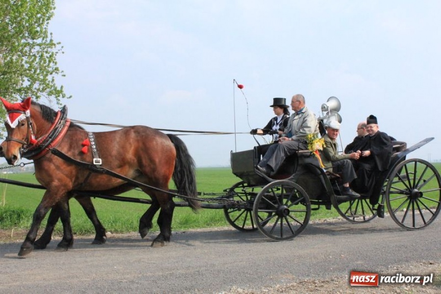 Zdjęcie w galerii na portalu naszraciborz.pl: Biskupa wsadzili do królewskiej karocy wiadomości z regionu