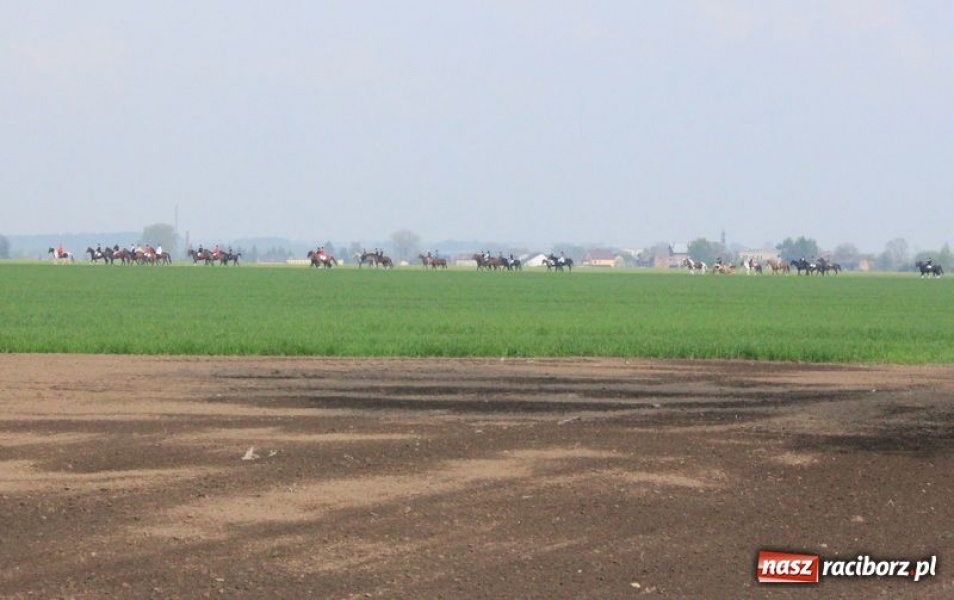 Zdjęcie w galerii na portalu naszraciborz.pl: Biskupa wsadzili do królewskiej karocy wiadomości z regionu