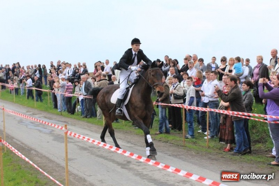 Zdjęcie w galerii na portalu naszraciborz.pl: Biskupa wsadzili do królewskiej karocy wiadomości z regionu