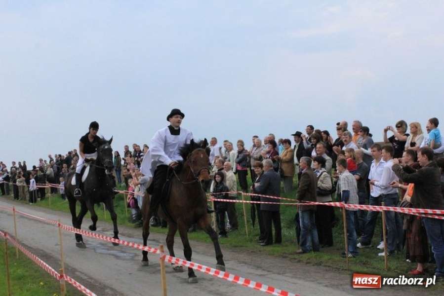 Zdjęcie w galerii na portalu naszraciborz.pl: Biskupa wsadzili do królewskiej karocy wiadomości z regionu