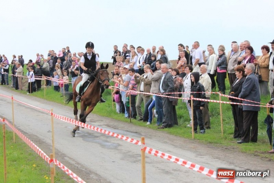 Zdjęcie w galerii na portalu naszraciborz.pl: Biskupa wsadzili do królewskiej karocy wiadomości z regionu