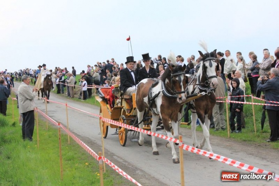 Zdjęcie w galerii na portalu naszraciborz.pl: Biskupa wsadzili do królewskiej karocy wiadomości z regionu
