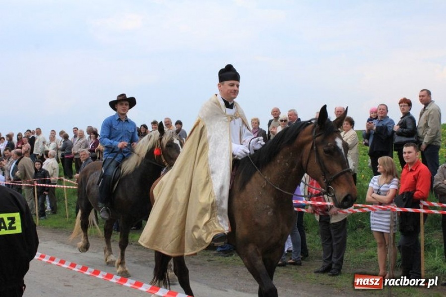 Zdjęcie w galerii na portalu naszraciborz.pl: Biskupa wsadzili do królewskiej karocy wiadomości z regionu