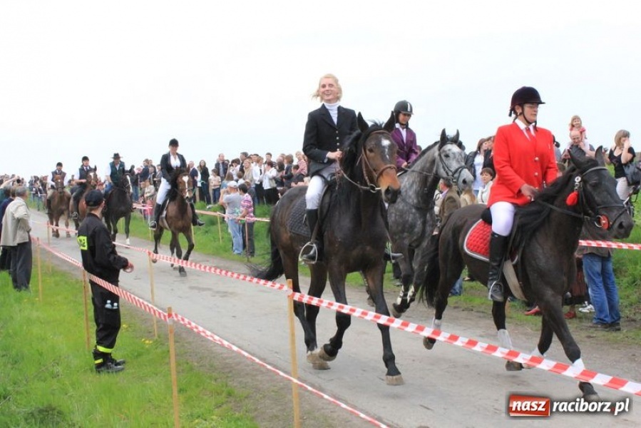 Zdjęcie w galerii na portalu naszraciborz.pl: Biskupa wsadzili do królewskiej karocy wiadomości z regionu