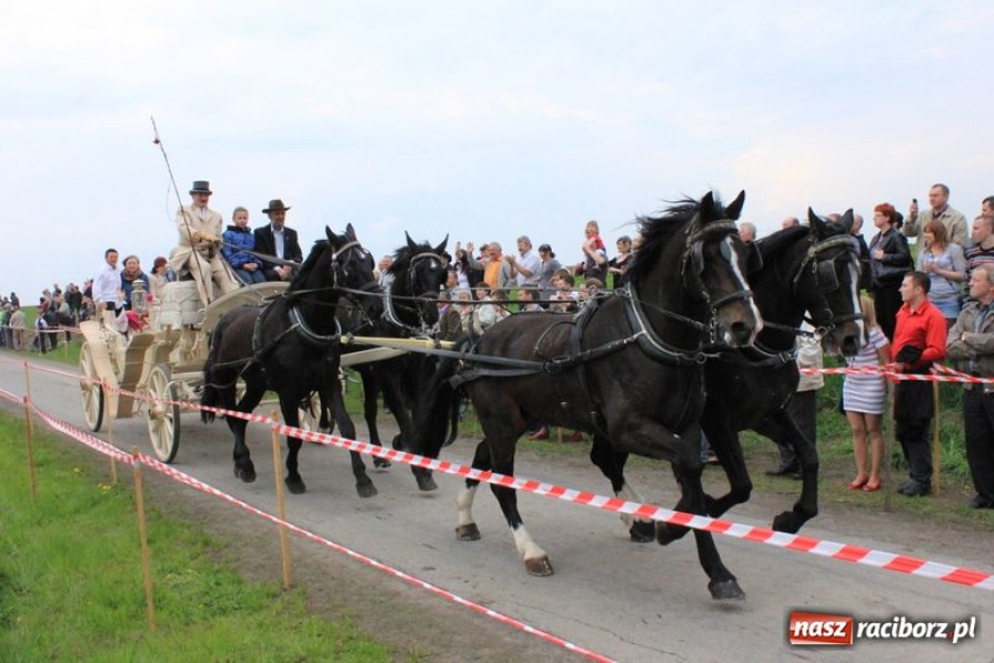 Zdjęcie w galerii na portalu naszraciborz.pl: Biskupa wsadzili do królewskiej karocy wiadomości z regionu