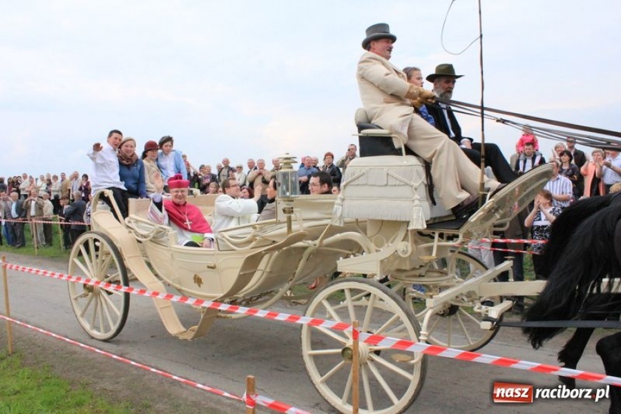 Zdjęcie w galerii na portalu naszraciborz.pl: Biskupa wsadzili do królewskiej karocy wiadomości z regionu