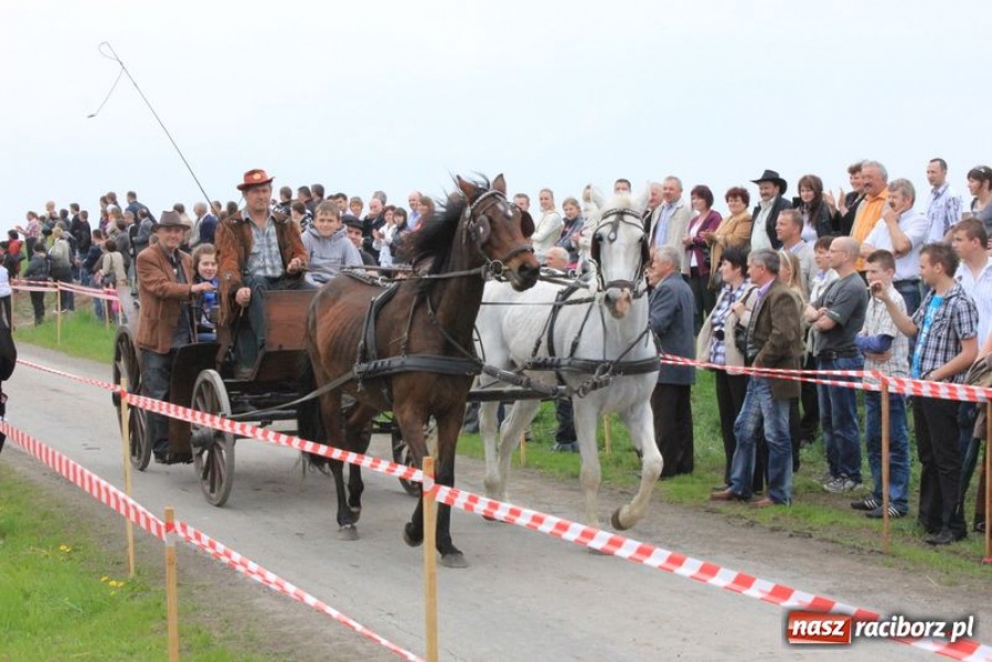 Zdjęcie w galerii na portalu naszraciborz.pl: Biskupa wsadzili do królewskiej karocy wiadomości z regionu