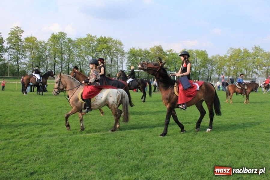 Zdjęcie w galerii na portalu naszraciborz.pl: Biskupa wsadzili do królewskiej karocy wiadomości z regionu
