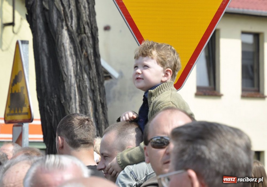Zdjęcie w galerii na portalu naszraciborz.pl: Biskupa wsadzili do królewskiej karocy wiadomości z regionu