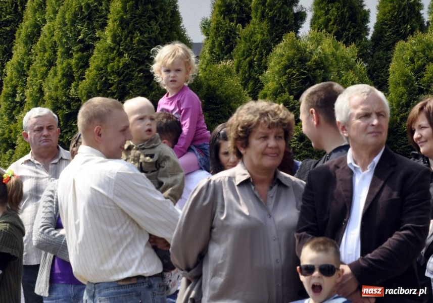 Zdjęcie w galerii na portalu naszraciborz.pl: Biskupa wsadzili do królewskiej karocy wiadomości z regionu