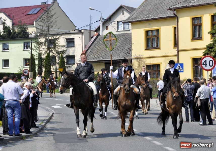 Zdjęcie w galerii na portalu naszraciborz.pl: Biskupa wsadzili do królewskiej karocy wiadomości z regionu