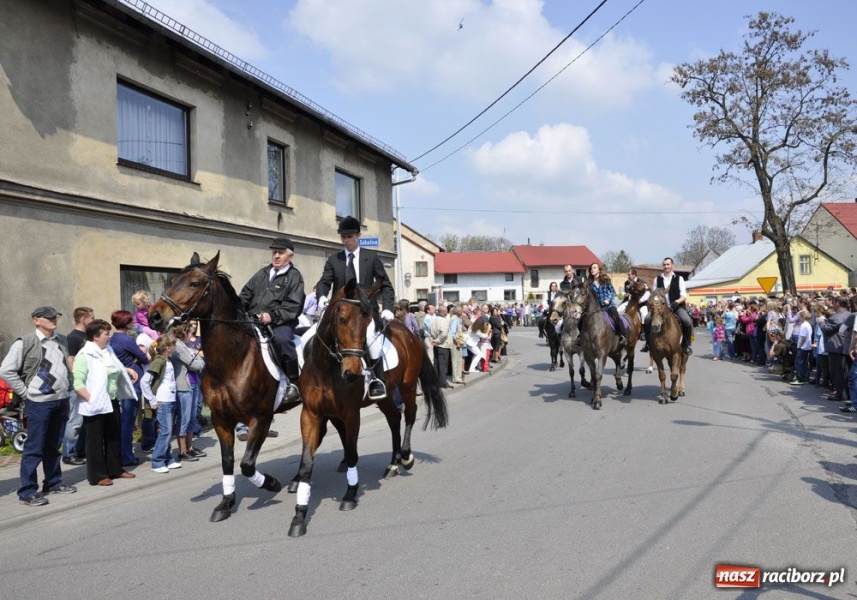 Zdjęcie w galerii na portalu naszraciborz.pl: Biskupa wsadzili do królewskiej karocy wiadomości z regionu