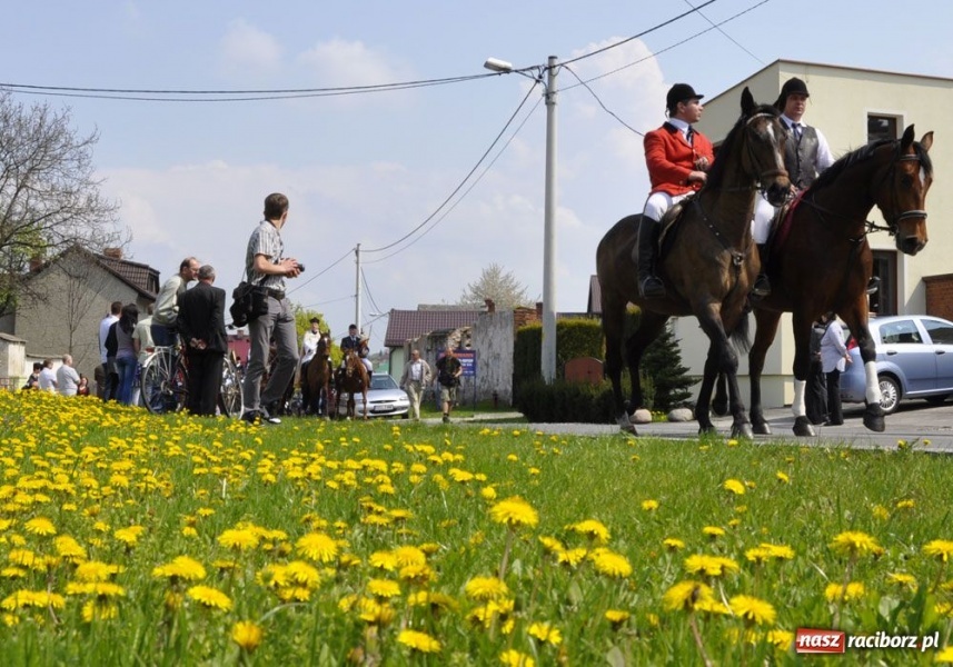 Zdjęcie w galerii na portalu naszraciborz.pl: Biskupa wsadzili do królewskiej karocy wiadomości z regionu