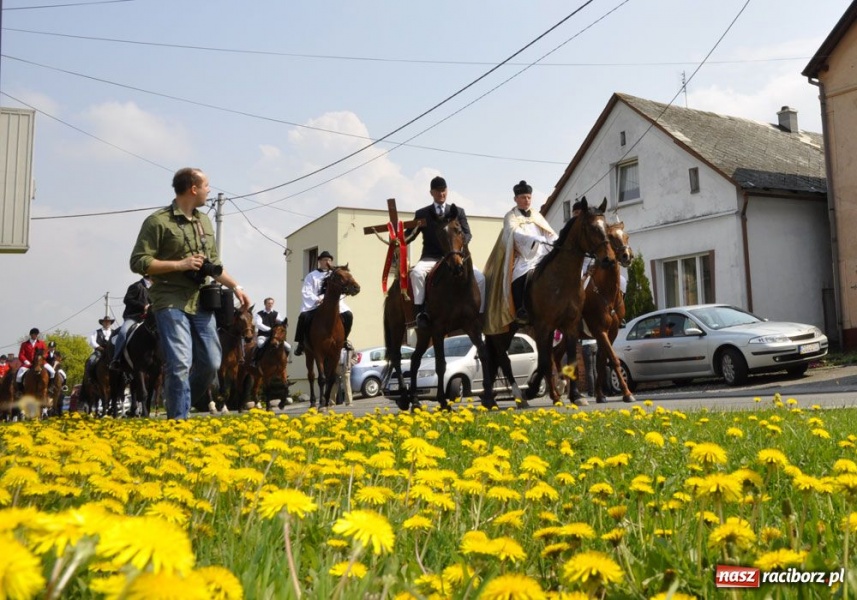 Zdjęcie w galerii na portalu naszraciborz.pl: Biskupa wsadzili do królewskiej karocy wiadomości z regionu