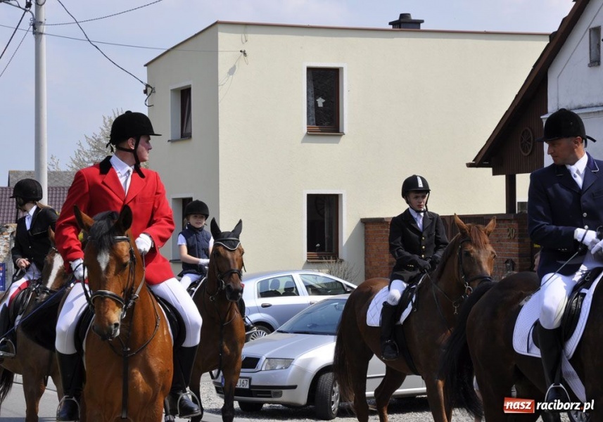 Zdjęcie w galerii na portalu naszraciborz.pl: Biskupa wsadzili do królewskiej karocy wiadomości z regionu