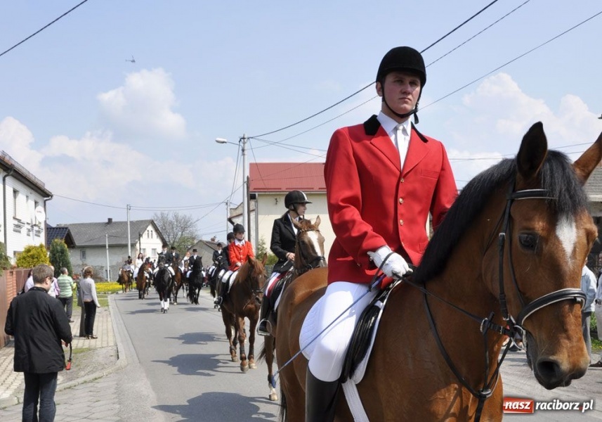 Zdjęcie w galerii na portalu naszraciborz.pl: Biskupa wsadzili do królewskiej karocy wiadomości z regionu