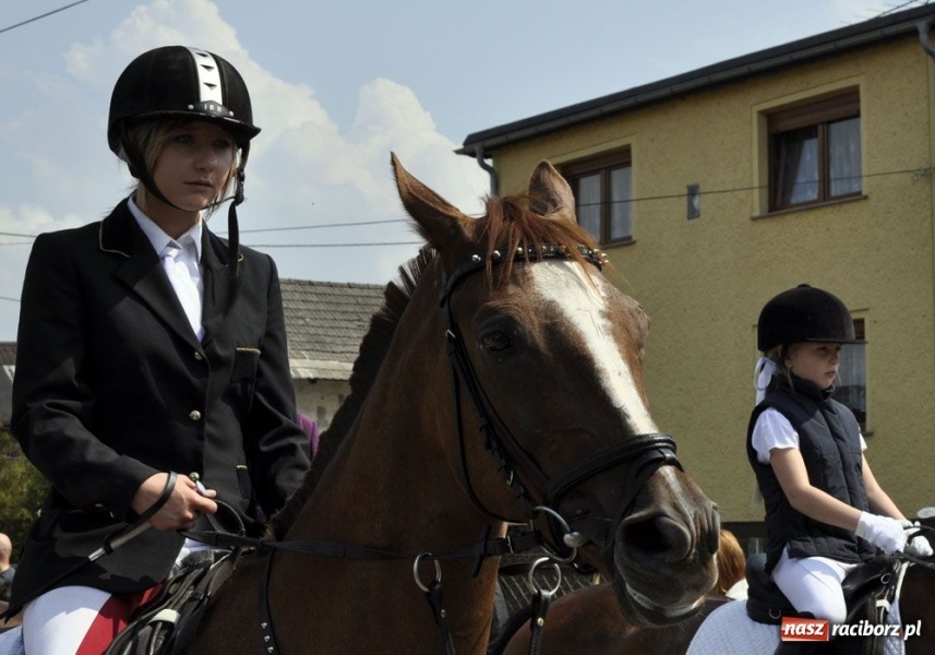 Zdjęcie w galerii na portalu naszraciborz.pl: Biskupa wsadzili do królewskiej karocy wiadomości z regionu