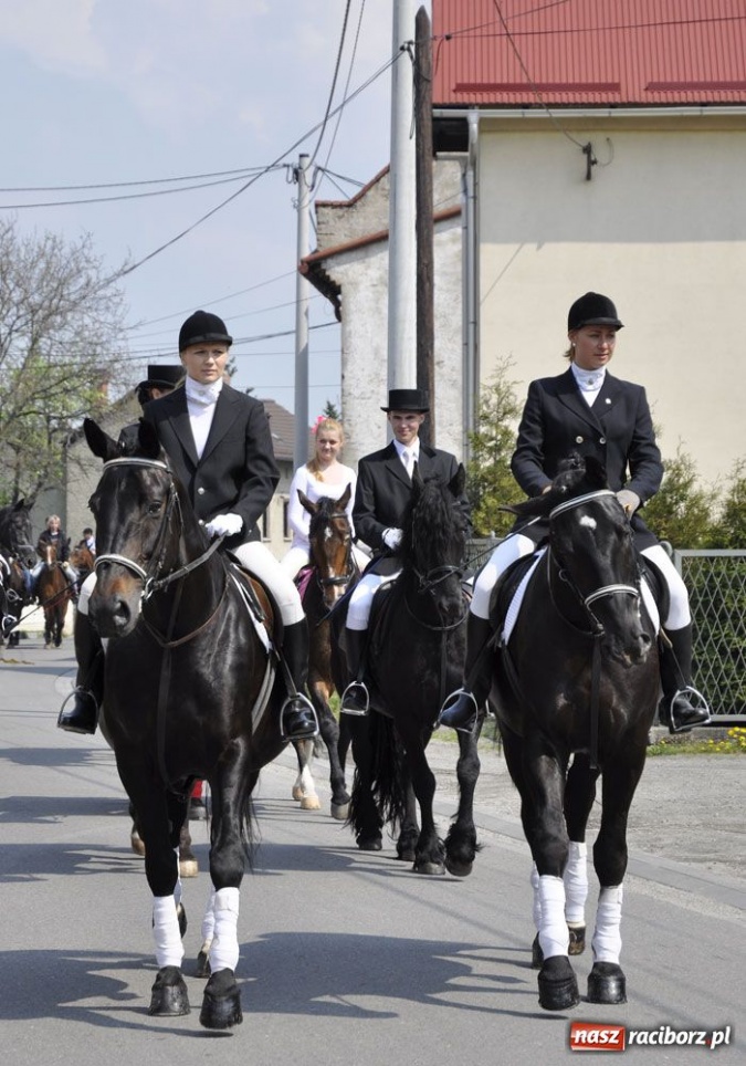 Zdjęcie w galerii na portalu naszraciborz.pl: Biskupa wsadzili do królewskiej karocy wiadomości z regionu