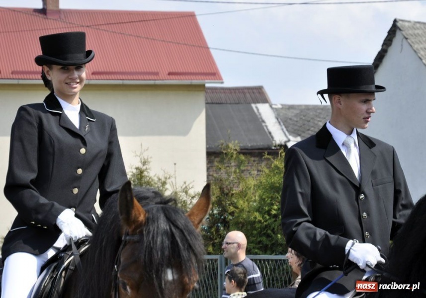 Zdjęcie w galerii na portalu naszraciborz.pl: Biskupa wsadzili do królewskiej karocy wiadomości z regionu