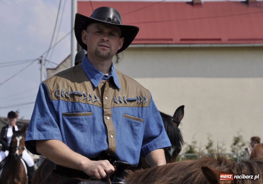 Zdjęcie w galerii na portalu naszraciborz.pl: Biskupa wsadzili do królewskiej karocy wiadomości z regionu