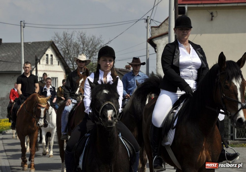Zdjęcie w galerii na portalu naszraciborz.pl: Biskupa wsadzili do królewskiej karocy wiadomości z regionu