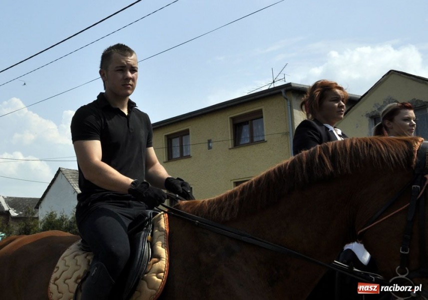 Zdjęcie w galerii na portalu naszraciborz.pl: Biskupa wsadzili do królewskiej karocy wiadomości z regionu