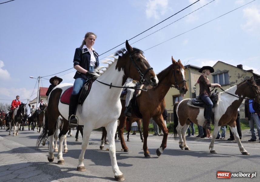 Zdjęcie w galerii na portalu naszraciborz.pl: Biskupa wsadzili do królewskiej karocy wiadomości z regionu